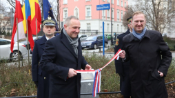 Ambasador Czech Jakub Durr (P) i wiceprezydent Warszawy Tomasz Bratek (C) podczas uroczystego odsłonięcia postumentu i tablicy pamiątkowej poświęconej Vaclavovi Havlowi w Warszawie. Fot. PAP/W. Olkuśnik