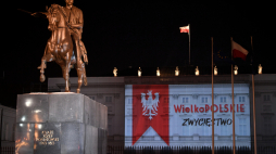 Iluminacja upamiętniająca 103. rocznicę wybuchu Powstania Wielkopolskiego na Pałacu Prezydenckim w Warszawie. Fot. PAP/R. Pietruszka