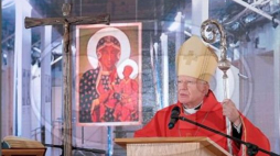 Warszawa, 13.12.2021. Metropolita krakowski abp Marek Jędraszewski bierze udział w mszy świętej na terenie Muzeum Żołnierzy Wyklętych i Więźniów Politycznych PRL w Warszawie, 13 bm. Trwają obchody 40. rocznicy wprowadzenia stanu wojennego. Fot. PAP/M. Marek 