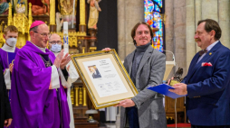 Prymas Polski Wojciech Polak (L) na uroczystości w łódzkiej archikatedrze wręcza Nagrodę Orła Jana Karskiego doradcy burmistrza Lampedusy Carlo de Marco (C). Z prawej Andrzej Dudek z kapituły nagrody. Fot. PAP/G. Michałowski 