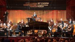 Polski pianista Jakub Kuszlik podczas trzeciego dnia finału Konkursu Chopinowskiego w sali koncertowej Filharmonii Narodowej w Warszawie. Fot. PAP/A. Lange