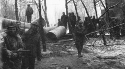 Katowice 16.12.1981. Pacyfikacja Kopalni Węgla Kamiennego Wujek. Fot. PAP/Archiwum