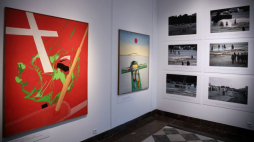 Wystawa „Kwiatowy Krzyż” w warszawskiej Kordegardzie. Galerii Narodowego Centrum Kultury. Fot. PAP/W. Olkuśnik