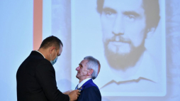 Prezes Instytutu Pamięci Narodowej Karol Nawrocki (L) oraz uhonorowany Ireneusz Julian Grabczak (P) podczas wręczenia Krzyży Wolności i Solidarności w Sali BHP Stoczni Gdańskiej. 17.12.2021. Fot. PAP/A. Warżawa