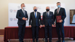 Wicepremier, minister kultury i dziedzictwa narodowego Piotr Gliński (2L), marszałek województwa świętokrzyskiego Andrzej Bętkowski (2P), starosta sandomierski Marcin Piwnik (L), burmistrz Sandomierza Marcin Marzec (P) podczas uroczystości podpisania umowy na prowadzanie Muzeum Okręgowego w Sandomierzu w siedzibie resortu w Warszawie. Fot. PAP/M. Marek