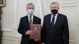 Minister kultury i dziedzictwa narodowego prof. Piotr Gliński (P) i dyrektor (od 1 stycznia 2022 r.) Muzeum Żołnierzy Wyklętych w Ostrołęce Janusz Kotowski (L). Źródło: www.gov.pl