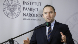 Prezes IPN dr K. Nawrocki podczas otwarcia w Przystanku Historia konferencji „Obrachunek z dekadą Jaruzelskiego, czyli jak dziś oceniamy ostatnie lata PRL”. Źródło: www.twitter.com/ipngovpl