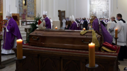 Prymas Polski abp Wojciech Polak (2L) podczas uroczystości pogrzebowych arcybiskupa seniora archidiecezji częstochowskiej Stanisława Nowaka w Archikatedrze św. Rodziny w Częstochowie. Fot. PAP/W. Deska