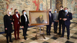 Wicepremier, minister kultury i dziedzictwa narodowego Piotr Gliński (4P) oraz Dyrektor Zamku Królewskiego na Wawelu Andrzej Betlej (P) podczas uroczystości przekazania odzyskanej straty wojennej – pastelu Leona Wyczółkowskiego „Wiejska dziewczyna w żółtej chuście” do zbiorów Zamku w Sali Senatorskiej Zamku na Wawelu. Fot. PAP/Art Service