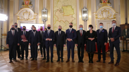 Wicepremier, minister kultury i dziedzictwa narodowego Piotr Gliński (C) wśród uczestników uroczystości na Zamku Królewskim w Warszawie. Fot. PAP/W. Olkuśnik