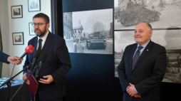 Dyrektor Muzeum Powstania Warszawskiego Jan Ołdakowski (L) oraz prezes firmy PGE Wojciech Dąbrowski (P) podczas konferencji prasowej dot. kolekcji nieznanych dotąd 59 oryginalnych fotografii z Powstania Warszawskiego, która trafiła do zbiorów Muzeum. Fot. PAP/R. Pietruszka