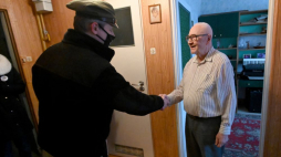 Kombatant Stanisław Chodorowski (P) odbiera „Paczkę dla Bohatera”.  Szczecin, 18.12.2021. Fot. PAP/M. Bielecki