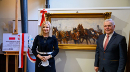 Dyrektor Muzeum Okręgowego w Tarnowie Kazimierz Kurczab (P) i posłanka PiS Anna Pieczarka (L) podczas prezentacji nowo zakupionego fragmentu „Panoramy Siedmiogrodzkiej” w Galerii Panorama. Tarnów, 23.12.2021. Fot.  PAP/P. Topolski