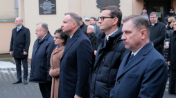 rezydent RP Andrzej Duda (3P), premier Mateusz Morawiecki (2P), marszałek Sejmu Elżbieta Witek (4P), dyrektor Muzeum Żołnierzy Wyklętych i Więźniów Politycznych PRL w Warszawie Jacek Pawłowicz (5P) i przewodniczący NSZZ “Solidarność” Piotr Duda (P) wzięli udział w odsłonięciu pamiątkowej tablicy „Zginęli za wolną Polskę 1981-1989” na terenie Muzeum Żołnierzy Wyklętych i Więźniów Politycznych PRL w Warszawie. Fot. PAP/M. Marek