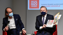 icepremier, minister kultury i dziedzictwa narodowego Piotr Gliński (P) i zastępca dyrektora Instytutu Książki Krzysztof Koehler (L) podczas konferencji prasowej, podsumowującej kolejną edycję ogólnopolskiej kampanii społecznej „Mała książka – wielki człowiek”. Fot. PAP/R. Pietruszka