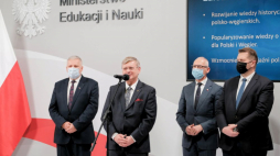 Minister edukacji i nauki Przemysław Czarnek (P), posłowie PiS Tomasz Zieliński (L) i Sławomir Skwarek (2P) oraz dyrektor Instytutu Współpracy Polsko-Węgierskiej im. Wacława Felczaka Maciej Szymanowski (2L) podczas konferencji prasowej dot. ogłoszenia konkursu historycznego „Polska – Węgry – Historia Przyjaźni”. Fot. PAP/M. Marek