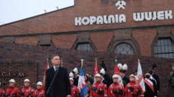 Prezydent RP Andrzej Duda (C) na uroczystości przed pomnikiem Poległych Górników KWK „Wujek” w Katowicach w 40. rocznicę wydarzeń. Fot. PAP/H. Bardo