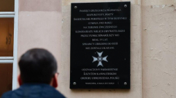 Premier Mateusz Morawiecki w 40. rocznicę stanu wojennego złożył znicz pod tablicą upamiętniającą Grzegorza Przemyka na ul. Jezuickiej w Warszawie, gdzie został śmiertelnie pobity w 1983 roku na terenie ówczesnego komisariatu MO. Źródło: www.twitter.com/PremierRP