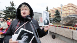 Akcja Memoriału w Moskwie pn. „Przywracanie imion” przy głazie przywiezionym z Wysp Sołowieckich – miejsca pierwszych w ZSRS łagrów, nieopodal dawnego gmachu KGB, dziś zajmowanym przez Federalną Służbę Bezpieczeństwa. 29.10.2019. Fot. PAP/EPA