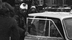 Przy karetce pogotowia górnik ranny podczas szturmu ZOMO na kopalnię „Wujek”. Fot. PAP/M. Janicki