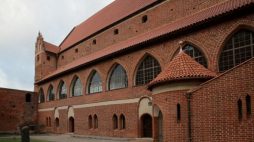 Krużganek Zamku Kapituły Warmińskiej w Olsztynie po remoncie. 17.12.2021. Fot. Fot. PAP/T. Waszczuk
