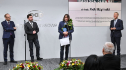 Prezes Polskiej Agencji Prasowej Wojciech Surmacz (2L), pełnomocnik ministra edukacji i nauki ds. strategii edukacji Radosław Brzózka (L), prof. Michał Kleiber (P) oraz laureat głównej nagrody dr hab. Piotr Rzymski (2P) podczas uroczystej gali finałowej 17. edycji konkursu "Popularyzator Nauki" w Centrum Prasowym PAP w Warszawie. Fot. PAP/R. Pietruszka