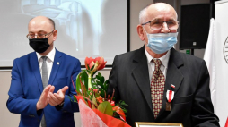 Wiceprezes Instytutu Pamięci Narodowej dr Mateusz Szpytma (L) oraz laureat Jerzy Basiaga podczas gali wręczenia nagród „Świadek Historii” w Centrum Edukacyjnym „Przystanek Historia” IPN w Kielcach. Fot. PAP/P. Polak