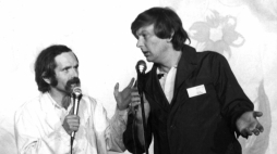Polska 24.07.1984. Występ kabaretu "Tey". Nz: Bohdan Smoleń (L) i Zenon Laskowik. Fot. PAP/CAF