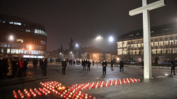 Prezydent RP Andrzej Duda (C-P) oraz Prezes Instytutu Pamięci Narodowej Karol Nawrocki (C-L) podczas uroczystości zapalenia "Światła Wolności" na Placu Marszałka Józefa Piłsudskiego w Warszawie, 13 bm. Trwają obchody 40. rocznicy wprowadzenia stanu wojennego. Fot. PAP/R. Pietruszka