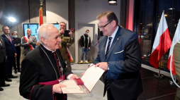 Szef Urzędu do Spraw Kombatantów i Osób Represjonowanych Jan Józef Kasprzyk (P) oraz ks. prałat Jan Kazieczko (L) podczas uroczystości wręczenia medali Pro Bono Polonia oraz Pro Patria uczestnikom Grudnia '70 w Szczecinie. 17.12.2021. Fot. PAP/M. Bielecki