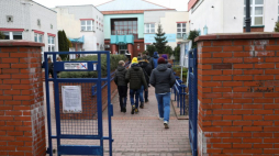 Uczniowie przed budynkiem Szkoły Podstawowej z Oddziałami Integracyjnymi nr 341 im. Twórców Literatury Dziecięcej w Warszawie. Fot. PAP/R. Guz