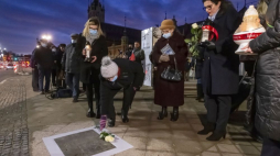 Prezydent Gdańska Aleksandra Dulkiewicz (P) podczas odsłonięcia pamiątkowych tablic chodnikowych – Kazimierza Stojeckiego i Andrzeja Perzyńskiego. Fot. PAP/P. Wittman