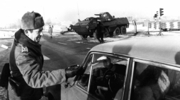 Stan wojenny. Warszawa, 1981 r. Fot. PAP/CAF/I. Sobieszczuk