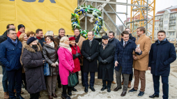 Marszałek Senatu Tomasz Grodzki (5P) i marszałek województwa zachodniopomorskiego Olgierd Geblewicz (6P) wzięli udział w ceremonii zawieszenia wiechy na budynku Teatru Polskiego w Szczecinie. Fot. PAP/J. Muszyński