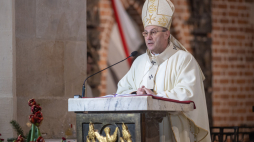 niezno, 25.12.2021. Prymas Polski abp Wojciech Polak przewodniczy mszy świętej pasterskiej w katedrze w Gnieźnie. Fot. PAP/P. Jaskółka