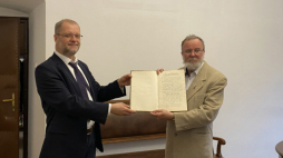 Przekazanie księgi protokołów do zasobu Archiwum Narodowego w Krakowie. Od prawej Bogdan Gancarz, dziennikarz, historyk, redaktor „Gościa Niedzielnego” i „ARCANÓW”, prof. dr hab. Wojciech Krawczuk Dyrektor Archiwum Narodowego w Krakowie. Źródło: Archiwum Narodowe w Krakowie