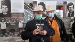 Górnicy rozdają ulotki informacyjne na Dworcu Centralnym w Warszawie dot. masakry w katowickiej Kopalni Węgla Kamiennego „Wujek”. 16.12.2021. Fot. PAP/R. Pietruszka