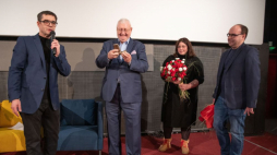 Scenarzysta, reżyser i producent filmowy Janusz Zaorski (2L), właściciel kina Charlie, prezes Stowarzyszenia „Łódź Filmowa” Sławomir Fijałkowski (L) oraz filmoznawcy Diana Dąbrowska (2P) i Jarosław Grzechowiak (P) podczas ceremonii wręczenia Złotego Glana. Fot. PAP/G. Michałowski