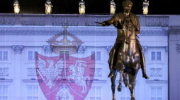 Iluminacja na fasadzie Pałacu Prezydenckiego z okazji 159. rocznicy wybuchu Powstania Styczniowego. Fot. Grzegorz Jakubowski / KPRP