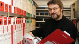Warszawa, 02.02. 2005 r. Prezes Ośrodka „Karta” Zbigniew Gluza w archiwum Ośrodka. Fot. PAP/R. Pietruszka