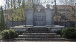 Mogiła i pomnik 44 więźniów ofiar marszu śmierci z KL Auschwitz do Wodzisławia. Pomnik znajduje się na Piaskowej Górze w Wodzisławiu Śląskim. Źródło: www.wikipedia.org