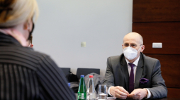 Szef polskiego MSZ prof. Zbigniew Rau na wspólnej konferencji prasowej w poniedziałek w Tallinie ze swoją estońską odpowiedniczką Evą-Marią Liimets. Źródło: www.twitter.com/MSZ_RP