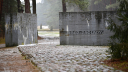 Treblinka, 27.01.2022. Teren Muzeum Treblinka, gdzie w latach 1941-1944 funkcjonował niemiecki nazistowski obóz zagłady i obóz pracy, 27 bm. Trwają obchody Międzynarodowego Dnia Pamięci o Ofiarach Holocaustu. Fot. PAP/P. Piątkowski