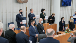 Warszawa, 20.01.2022. Marszałek Senatu Tomasz Grodzki (2L-tył) oraz senator PiS Wiktor Durlak (L) wzięli udział w 36. posiedzeniu Senatu w Warszawie. Wyższa Izba Parlamentu włączyła się w kampanię #We Remember, organizowaną na całym świecie dla uczczenia ofiar Holokaustu. Fot. PAP/M. Marek