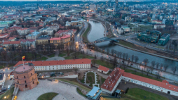 Wilno, 30.12.2020. Wilno z lotu ptaka, widok na Baszta Giedymina (L) i rzekę Wilia. Fot. PAP/V. Doveiko