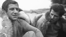 Rozalin k. Warszawy, 1976-10. Realizacja filmu pt. Barwy ochronne, scenariusz i reżyseria Krzysztof Zanussi. Nz. na plannie zdjęciowym Zbigniew Zapasiewicz (L) jako docent Jakub Szelestowski, opiekun obozu i Piotr Garlicki jako magister Jarosław Kruszyński, sekretarz obozu. Fot. PAP/W. Rozmysłowicz