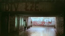 Stan wojenny - hasła, ulotki i plakaty opozycyjne w przejściu na perony na Dworcu PKP Gdańsk Wrzeszcz. 14.12.1981. Fot. PAP/L. J. Pękalski