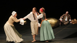 Aktorzy: Krzysztof Kwiatkowski (2L), Ewa Makomaska (L), Bernadetta Statkiewicz (2P) i Adam Biedrzycki (P) podczas próby dla mediów sztuki „Don Juan” na Dużej Scenie Teatru Polskiego w Warszawie. Fot. PAP/P. Supernak