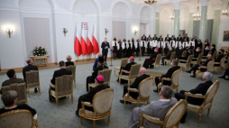 Warszawa, 18.01.2022. Prezydent RP Andrzej Duda (C) wziął udział w spotkaniu z przedstawicielami Kościołów i związków wyznaniowych, obecnych w Polsce oraz Komisji Wspólnej Rządu i Mniejszości Narodowych i Etnicznych, w Pałacu Prezydenckim. Fot. PAP/W. Olkuśnik 