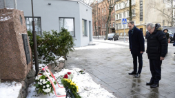 Wicepremier, minister kultury i dziedzictwa narodowego Piotr Gliński (P) złożył kwiaty przed pomnikiem ks. Antoniego Mackiewicza. Kowno, 22.01.2022. Fot. PAP/V. Doveiko